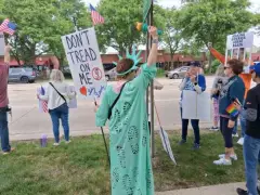 Schaumburg Town Square businesses seeking harmony with political protests